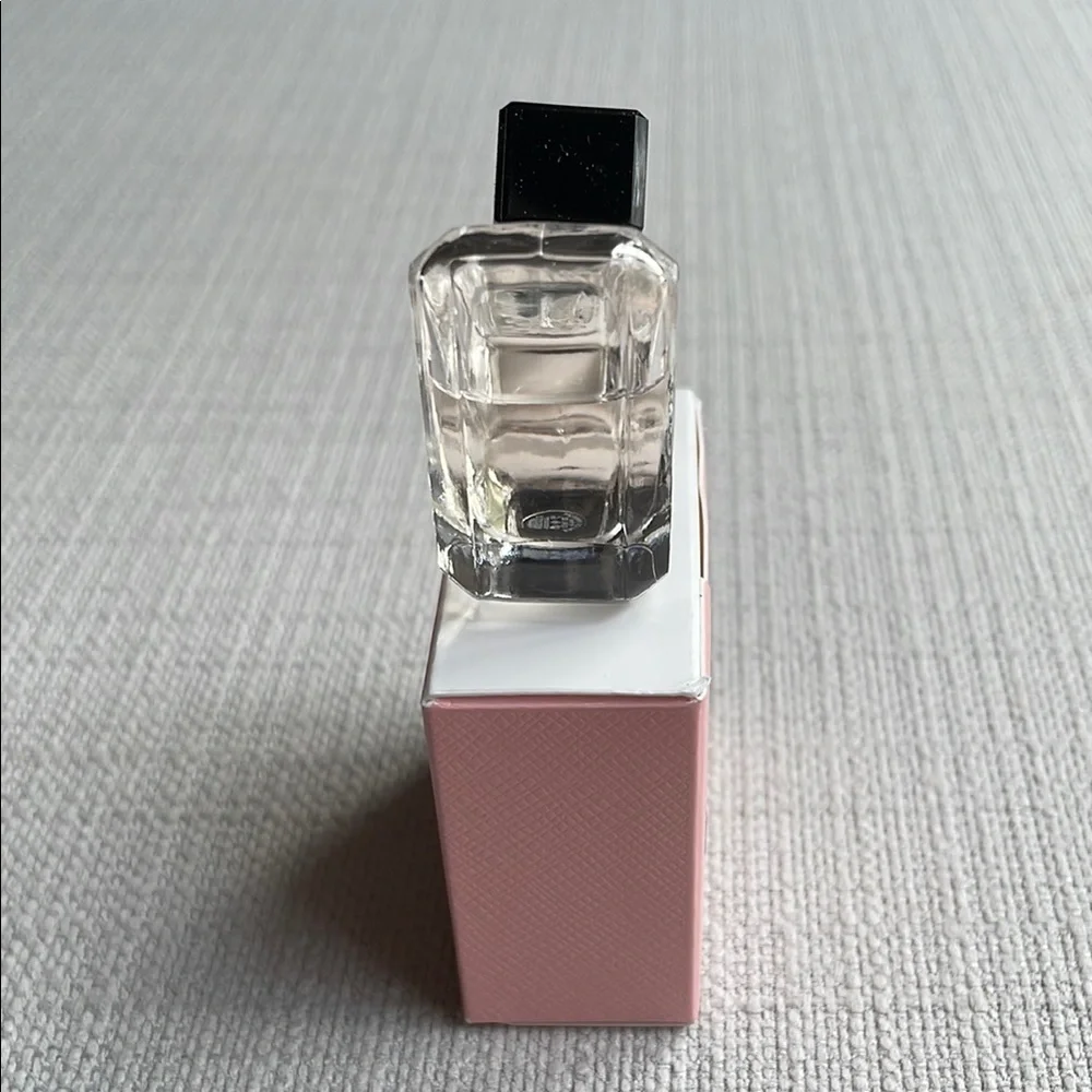 Prada paradoxe virtual flower miniature